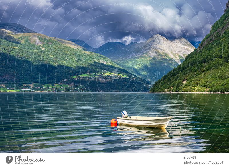 Ein Boot auf dem Storfjord in Norwegen Fjord Norddal Skandinavien Gebirge Berge Landschaft Natur Wasser Sommer Sunnmore More og Romsdal Wolken Himmel blau grün