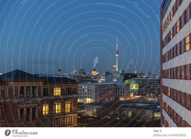 der Fernsehturm von Kreuzberg aus gesehen Nacht Skyline Berlin Berliner Fernsehturm Stadt Hauptstadt Sehenswürdigkeit Wahrzeichen Farbfoto Außenaufnahme