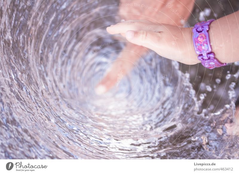 am Springbrunnen Spielen Hand Finger Wasser Wassertropfen Bewegung Flüssigkeit frisch nass natürlich wild weich violett Gelassenheit Farbfoto Gedeckte Farben
