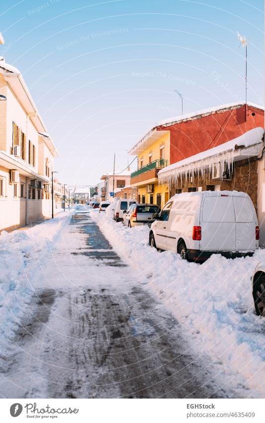 Eine vereiste Straße nach starkem Schneefall mit Autos, die unter dem Schnee begraben sind. Wintersaison. satt Eis vergraben PKW Wetter Schneesturm Großstadt