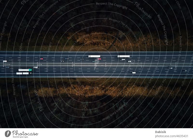 Luftaufnahme einer Autobahn mit fahrenden Autos Straße PKW Verkehr Antenne reisen Transport bewegend logistisch Asphalt Landschaft Ansicht Hintergrund Top