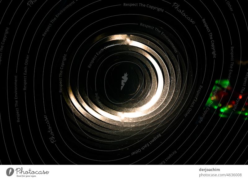 Blick in das Innere einer Lampe mit hellem Lichterschein. Lampenlicht Menschenleer Farbfoto Beleuchtung Außenaufnahme Lichterscheinung Kunstlicht Abend gelb