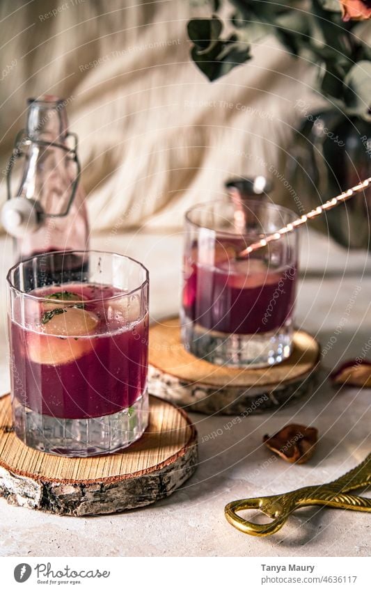 Stimmungsvolles Bild eines Cocktailrezepts mit Edelbeersirup Alkohol Glas Bar Getränk trinken alkoholisches Getränk Sommer Farbfoto Longdrink