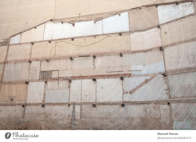 in logroño, spanien, ist an einer mauer neben einem zerstörten gebäude noch zu erkennen, wo sich die zimmer befanden. abstrakt Architektur Hintergrund Baustein