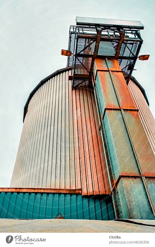 Industrieanlage im Teal und Orange Look Rost Silo teal Turm Fabrik Außenaufnahme Metall Stahl Menschenleer Bauwerk industriell Industriearchitektur Konstruktion