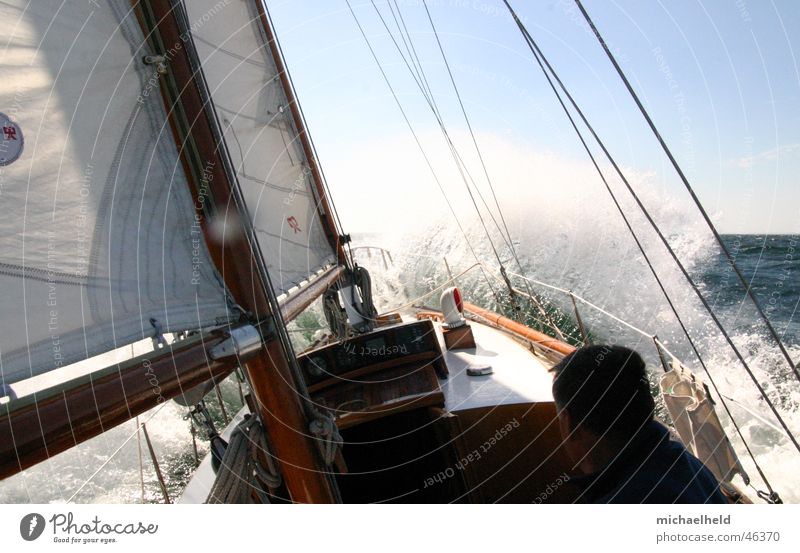 Starkwindsegeln Segeln Gischt Meer Segelschiff weiß Ketsch Wanten nass Gegenwind Wind Ostsee Sonne Wasser Strommast Dänemark