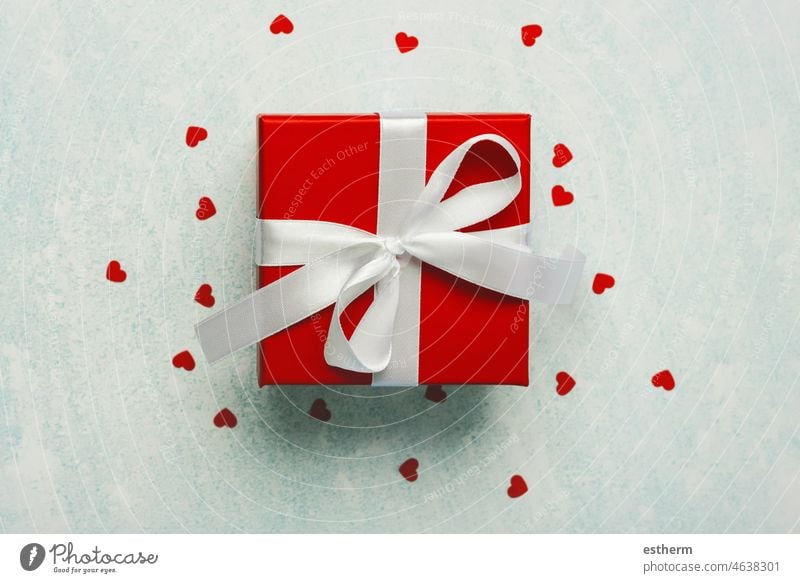 Draufsicht auf Valentinsgeschenkbox und Herzen. Valentinstag Feier Konzept Konzept für die Feier zum Valentinstag Liebe Geschenkverpackungen Postkarte