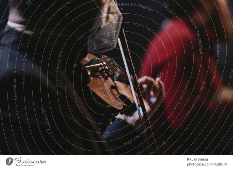 Mann spielt Geige mit Gesichtsmaske Geiger Streichinstrumente Musik Musikinstrument Saite Konzert Klassik Detailaufnahme musizieren Orchester Farbfoto Musiker