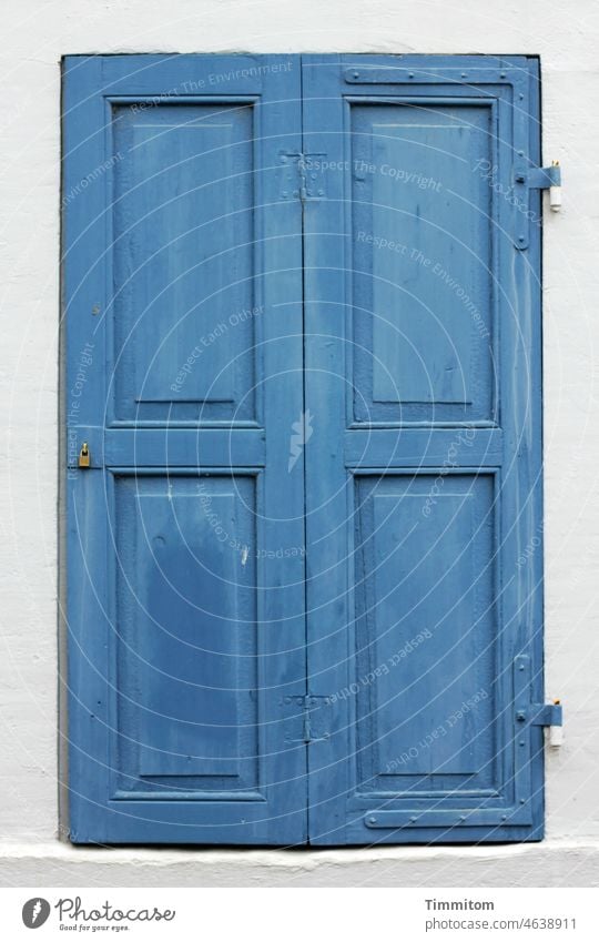 blau und geschlossen weiß Holz Fensterladen Haus Außenaufnahme Wand Fassade Menschenleer Gebäude alt Tür Sims Scharnier Schutz