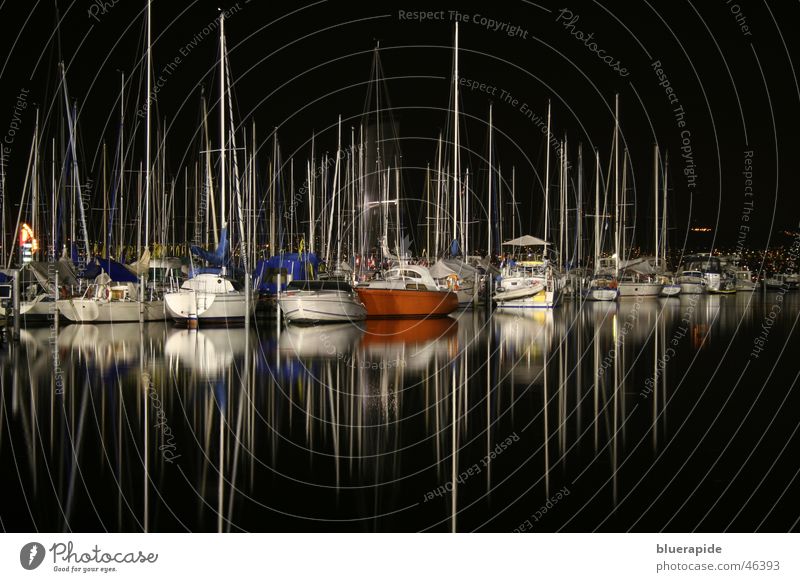 Hafen bei Nacht ruhig Wasser See Segelschiff Wasserfahrzeug dunkel schwarz Reflexion & Spiegelung Einsamkeit Farbfoto Außenaufnahme Langzeitbelichtung Mast