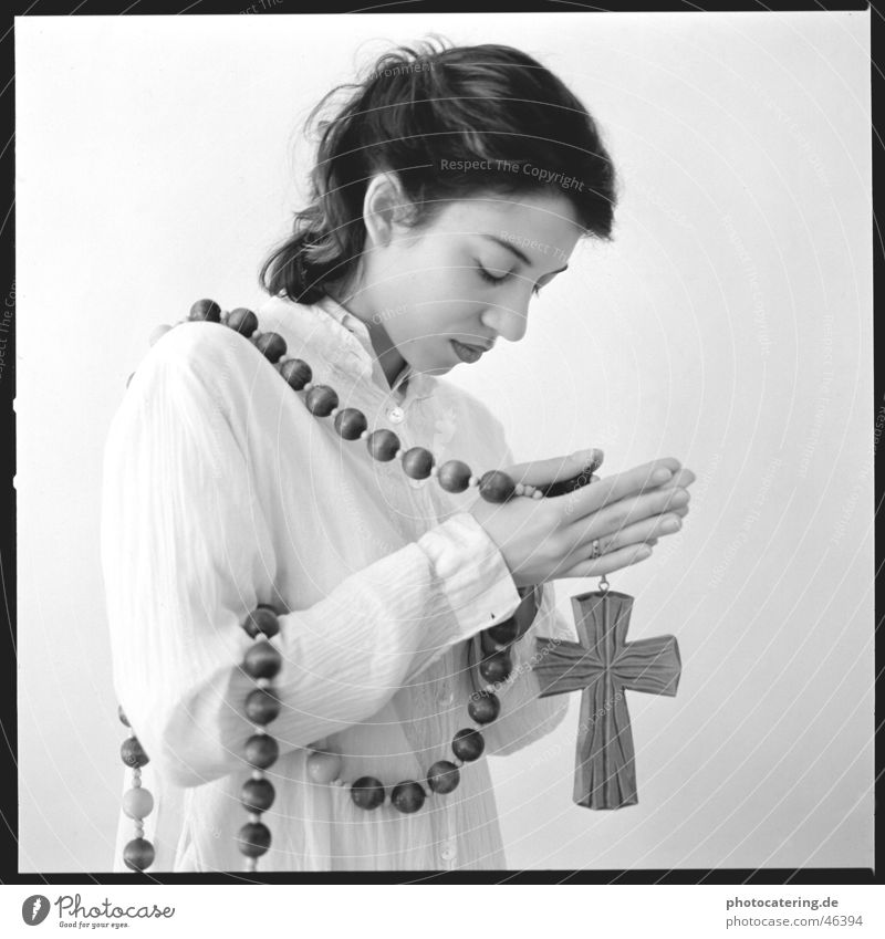 beten Religion & Glaube Frau Treue fest Christentum Sünde Denken Gedanke Meditation Hand schuldig nachdenken Rosenkranz