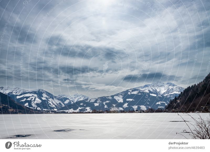 Blick auf schneebedeckte Gipfel und zugefrorenen See Schneelandschaft Bergkette Panorama (Aussicht) Totale Starke Tiefenschärfe Sonnenlicht Lichterscheinung