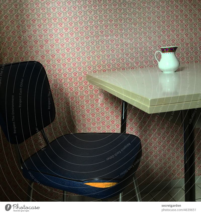 verwohnte Nostalgie trostlos Rente Wohnen schäbig Stuhl Tisch Tapete Einsamkeit alt wohnen Menschenleer Haus Häusliches Leben Architektur Wand Wohnung Muster