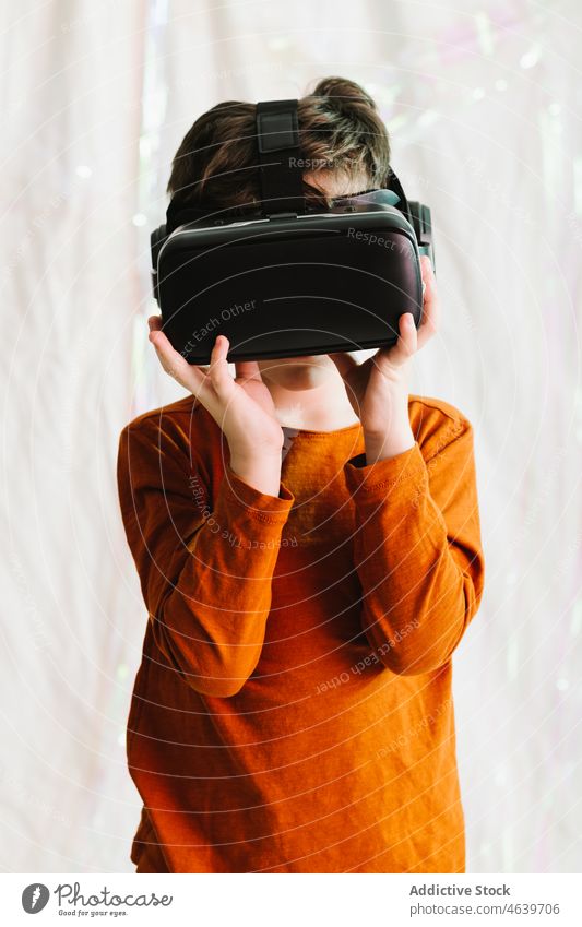 Junge erkundet den Cyberspace mit VR-Brille Kind Virtuelle Realität erkunden Erfahrung Schutzbrille Headset virtuell Apparatur Gerät Innovation digital