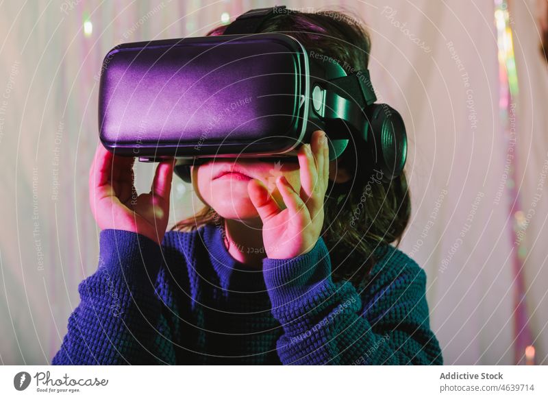 Mädchen erkundet den Cyberspace mit VR-Brille Kind Virtuelle Realität erkunden Erfahrung Schutzbrille Headset virtuell Apparatur Gerät Innovation digital