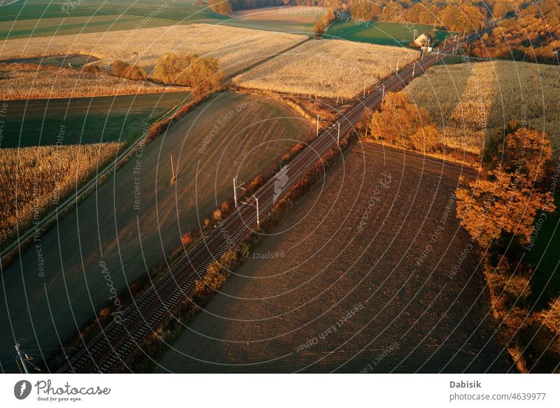 Luftaufnahme einer Eisenbahnlandschaft bei Sonnenuntergang Schiene Zug Antenne industriell Verkehr Ladung Transport Industrie ländlich Abzweigung Bahn Ansicht