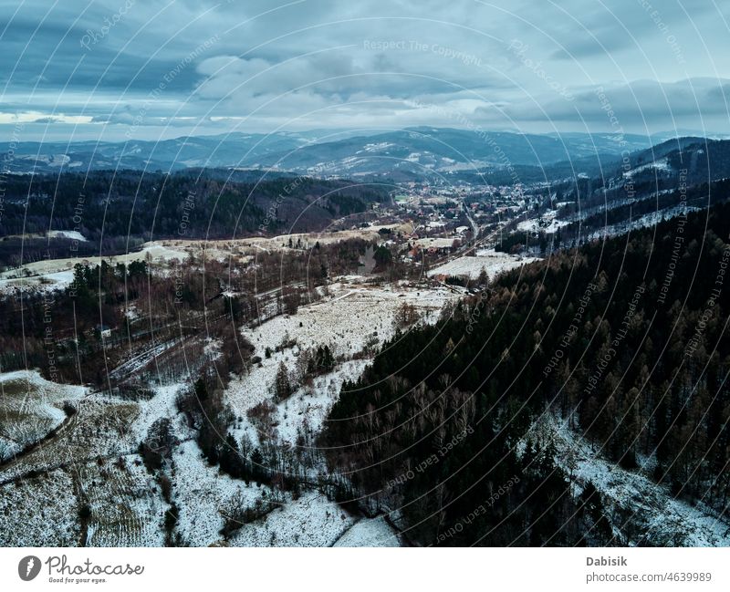 Landschaft mit kurvenreicher Straße durch den Berg, Luftaufnahme Winter Antenne Berge u. Gebirge Wald Natur Serpentinen im Freien PKW Ansicht grün Autobahn