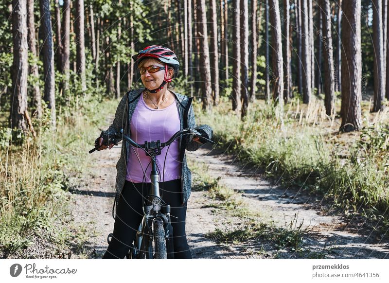 Aktive Frau radelt auf Waldweg. Weibliche Reiten Fahrrad Off-Road-Route auf Sommerurlaub Tag Fahrradfahren Ausflug Urlaub Abenteuer Radfahren Erholung reisen