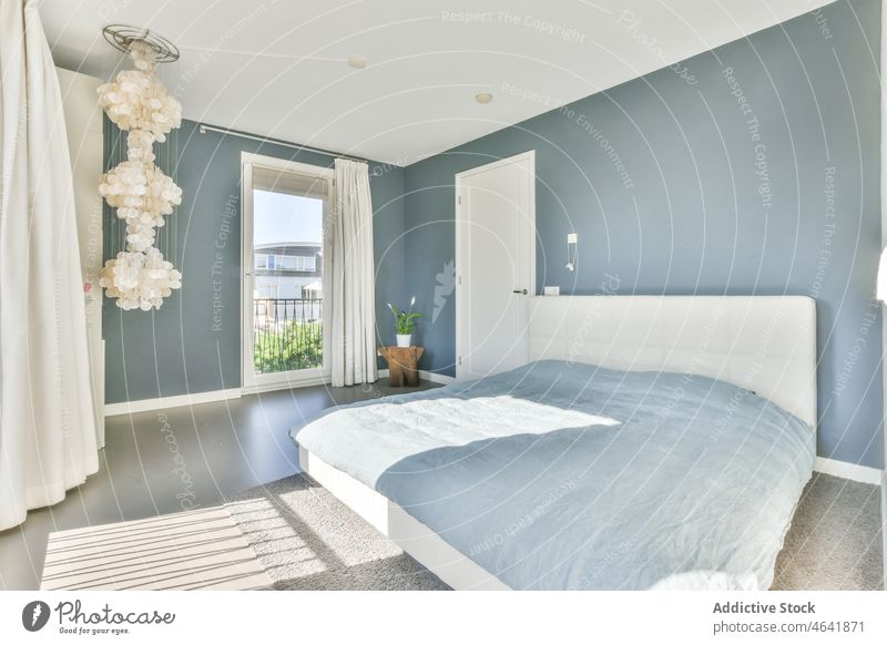 Schlafzimmer mit bequemem Bett mit Decke und Kronleuchter Appartement Design Gardine wohnbedingt geräumig Stil Innenbereich flach gemütlich weich heimwärts