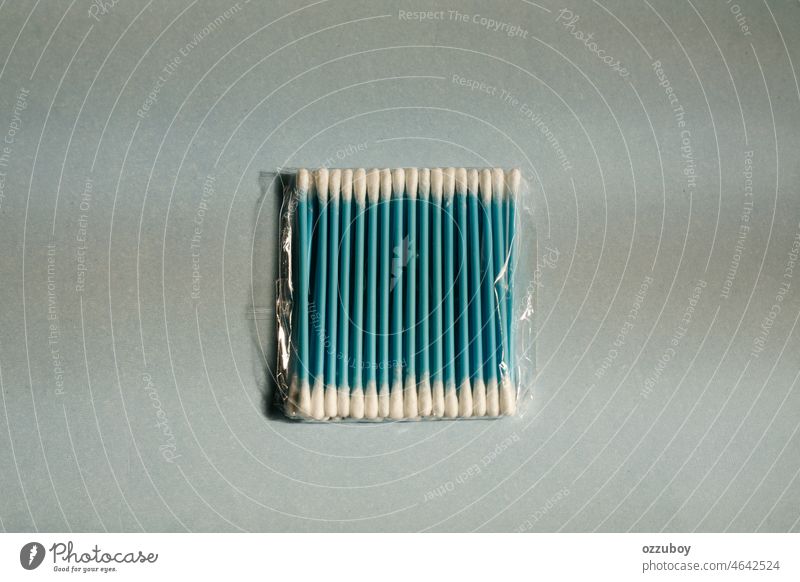Packung mit blauen Wattestäbchen Blütenknospen weiß Tupfer Kosmetik Hygiene Baumwolle kleben weich Sauberkeit Schönheit Ohr Pflege vereinzelt Objekt Hintergrund