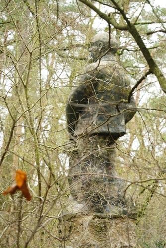 Statue eines Mannes von der Seite Außenaufnahme Herbst gedeckte Farben Abbild eines alten Mannes von der Seite Menschenleer