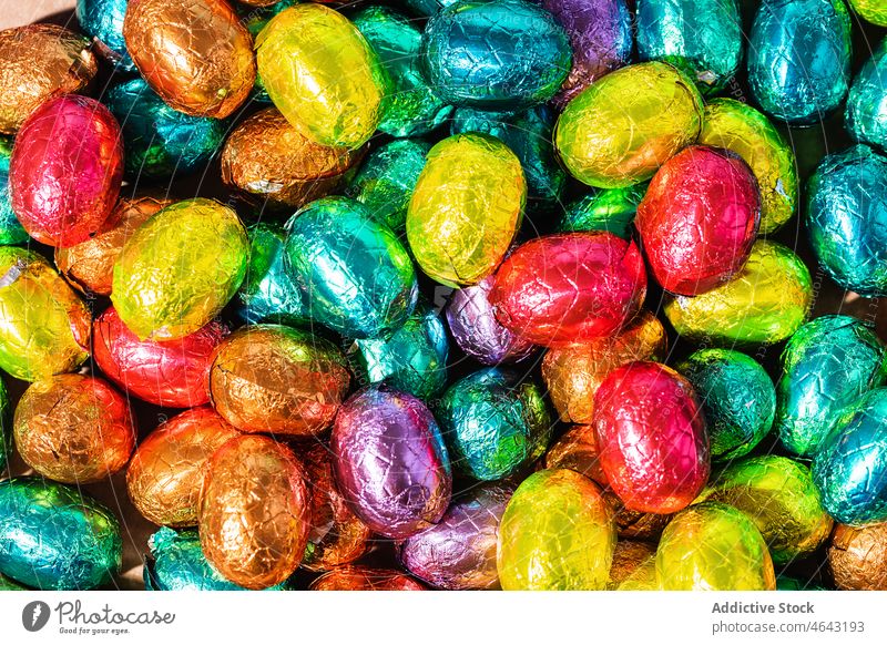 Over Head Shot von bunten Schokolade Ostereier auf dem Tisch Ei Ostern blau Folie Feiertag Lebensmittel Hintergrund süß keine Menschen Bonbon farbenfroh