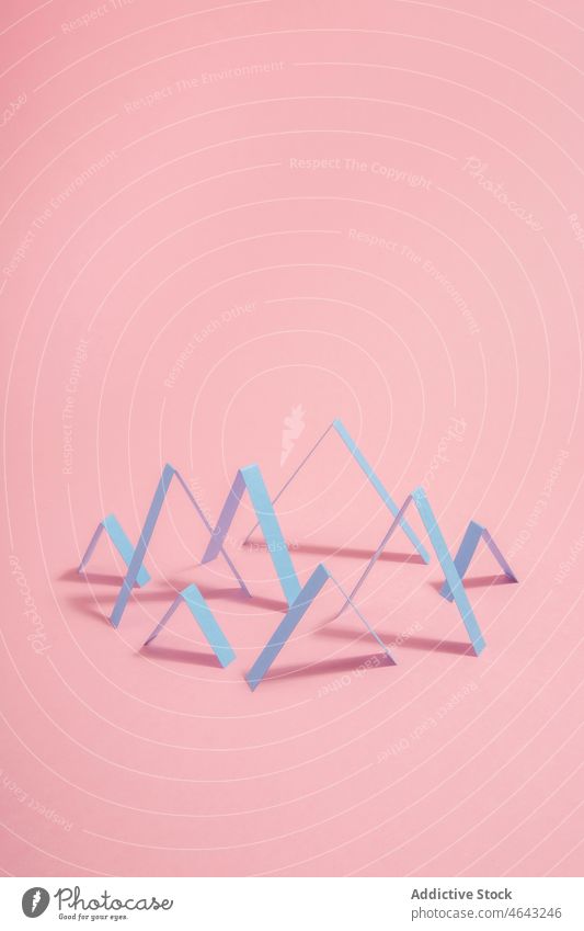 Zickzack-Muster auf rosa Hintergrund Konzept Geometrie abstrakt Tabelle Grafische Darstellung Tendenz graphisch Schema Form Design Atelier kreativ modern Farbe