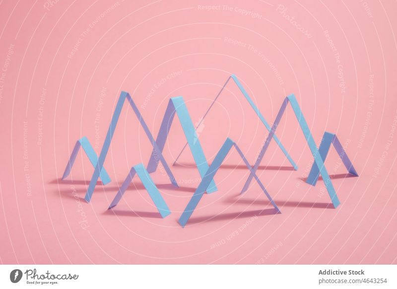 Zickzack-Muster auf rosa Hintergrund Konzept Geometrie abstrakt Tabelle Grafische Darstellung Tendenz Dreieck graphisch Pyramiden Schema Form Design Atelier
