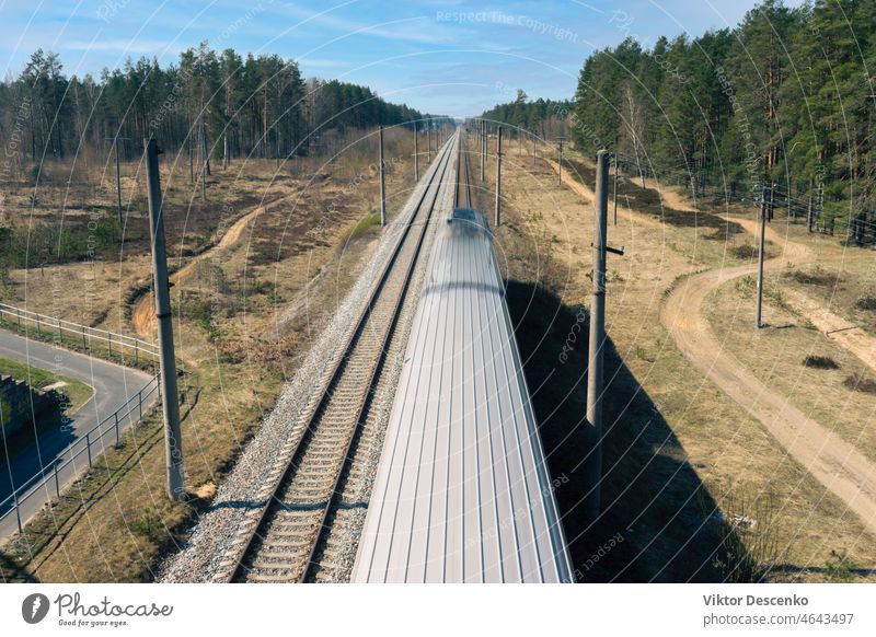 Gleise werden im Frühjahr ins rechte Licht gerückt Lettland baltisch parallel Sommer Reise Baum Sonnenlicht im Freien bügeln Land Tourismus leer schön Weg hoch