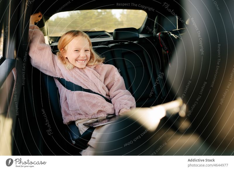 Fröhliches Mädchen Sitzt Im Auto Ein Lizenzfreies Stock Foto Von Photocase