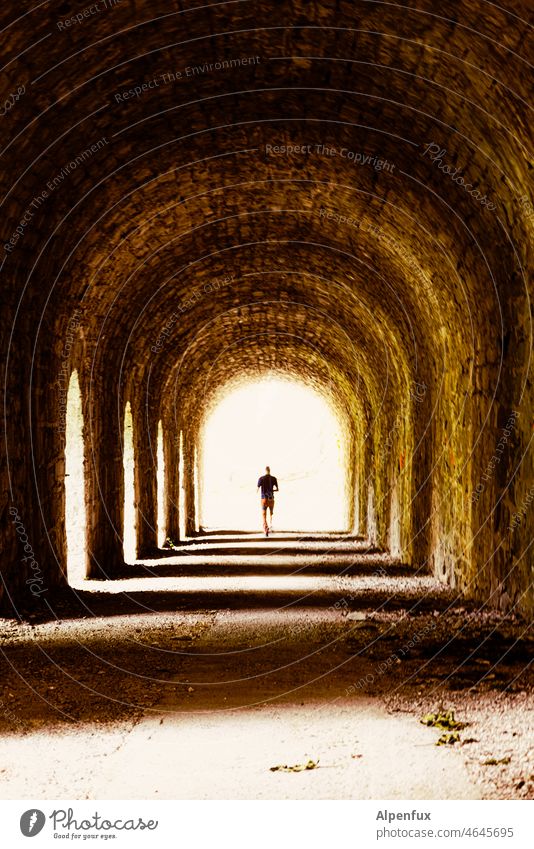 Loslassen.... Tunnel ins licht jenseits Licht Architektur Schatten Mensch Einsamkeit Gang Angst Gebäude Kontrast Durchgang Lichterscheinung Tunnelblick