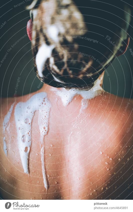 Heiße Dusche dusche duschen duschend Haare & Frisuren Haarpflege haarig Schaum schampoo Frau Oberkörper duschen wollen nass Unter der Dusche (Aktivität) Wasser