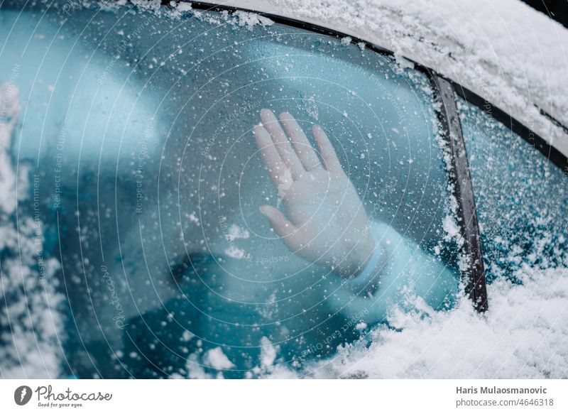 Hand auf gefrorenem Glas im Auto Hintergrund PKW kalt kalter Tag gefrostet beschlagen Natur Schnee Oberfläche Temperatur durchsichtig auftauen nass weiß Fenster