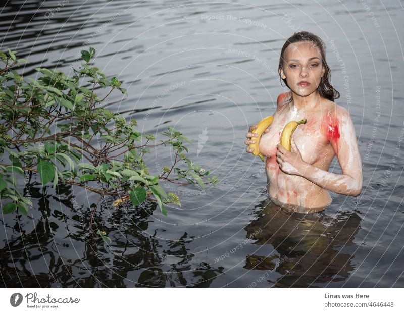 Mit ihren sexy Kurven in Körperfarbe genießt dieses Mädchen das Wasser. Naked brunette Modell hält Bananen in ihren Händen für zensierte Zwecke in diesem Fall. Wunderschöne Frau ist ganz wild und frei.