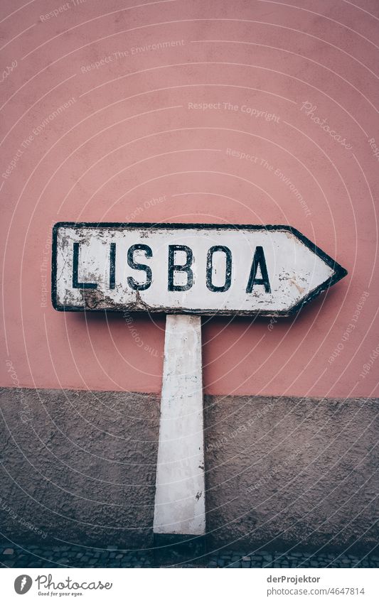 Altes Hinweisschild nach Lisboa in Portugal Natur Umwelt verlassener Ort Küste Gefühle Einsamkeit grau trist Gedeckte Farben Zentralperspektive