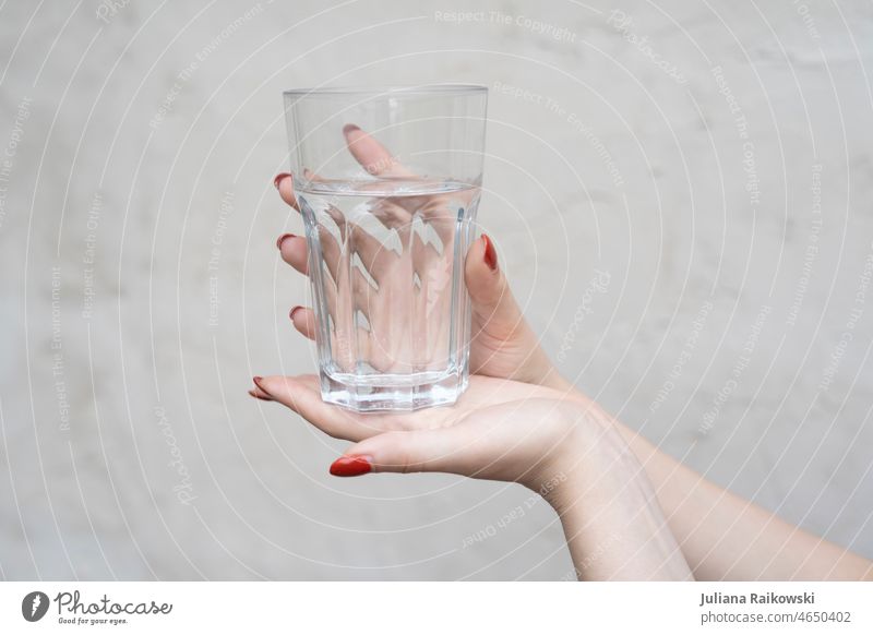 weibliche Hände halten ein leeres Glas verdursten lecker Nahaufnahme rote fingernägel Mädchen Frau Wasser trinken Getränk Durst Erfrischung Flüssigkeit