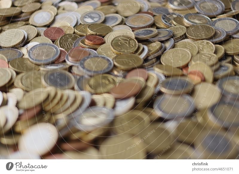 Euromünzen Centmünzen verteilt auf Fläche euro cent geld Geldmünzen Bargeld Kapitalwirtschaft Einkommen Reichtum Finanzen Wirtschaft kaufen bezahlen sparen