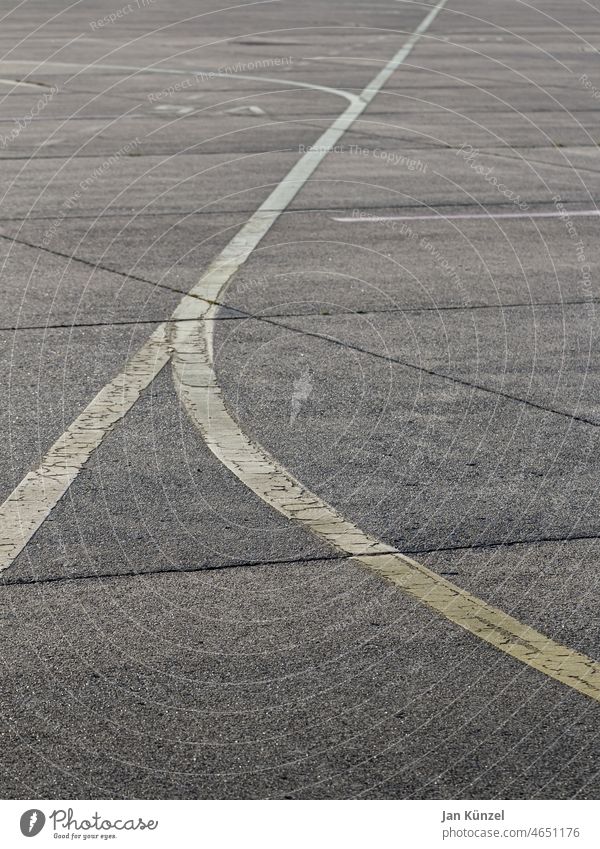 Asphalt und Linien am Tempelhofer Feld, Berlin Boden Asphaltstraße grau gelb Streifen Geometrie geometrisch flach flächig Abstraktion Muster Stadt urban