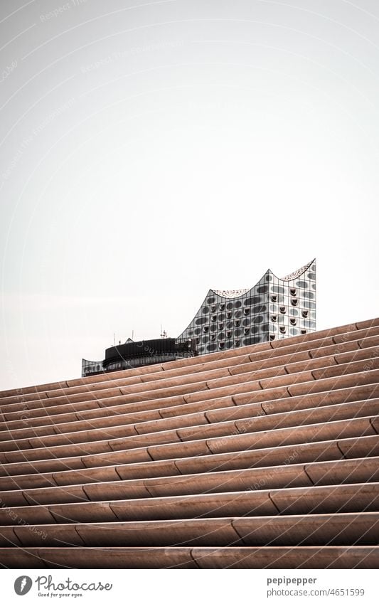 Elbphilharmonie Hamburg Hafen Wahrzeichen Sehenswürdigkeit Hafenstadt Reflexion & Spiegelung maritim Bauwerk außergewöhnlich Architektur Elbe Gebäude Musik Oper