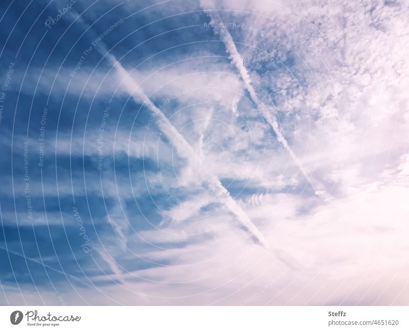 ruhiger Nachmittag | Zeichen am Himmel | lösen sich langsam auf Himmelszeichen Wolken Chemtrails Kondensstreifen Streifen auflösen Auflösung Nachmittagslicht