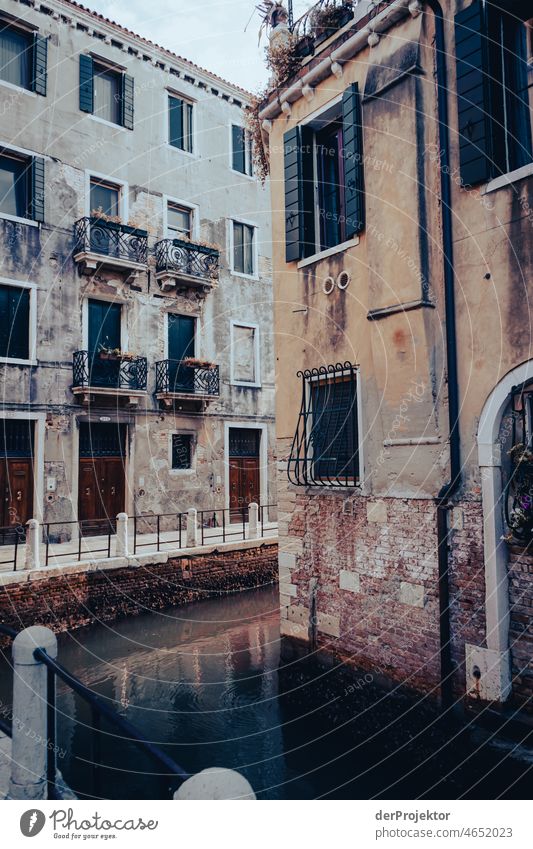 Nebenstraßen in Venedig um die Ecke Blick Zentralperspektive Starke Tiefenschärfe Morgendämmerung Licht Schatten Kontrast Textfreiraum Mitte Textfreiraum unten