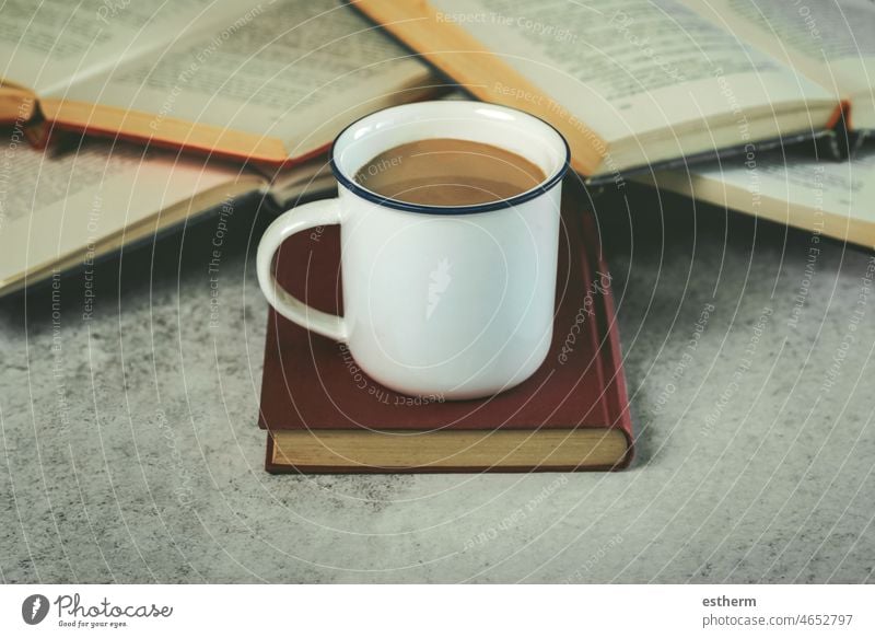 Bücher und eine Tasse Kaffee. Selektiver Fokus Buch lesen Lehrbuch Wissen lernen sich[Akk] entspannen Buchhandlung entspannend Bibliothek Hobby Freizeit Komfort