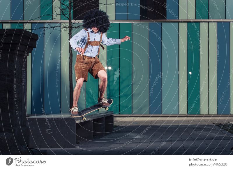 In Lederhose Skateboarding Trick springen Aktion Nervenkitzel fliegen Licht Blitzlichtaufnahme Inline Skating Junger Mann Sportler sportlich gefährlich Stadt