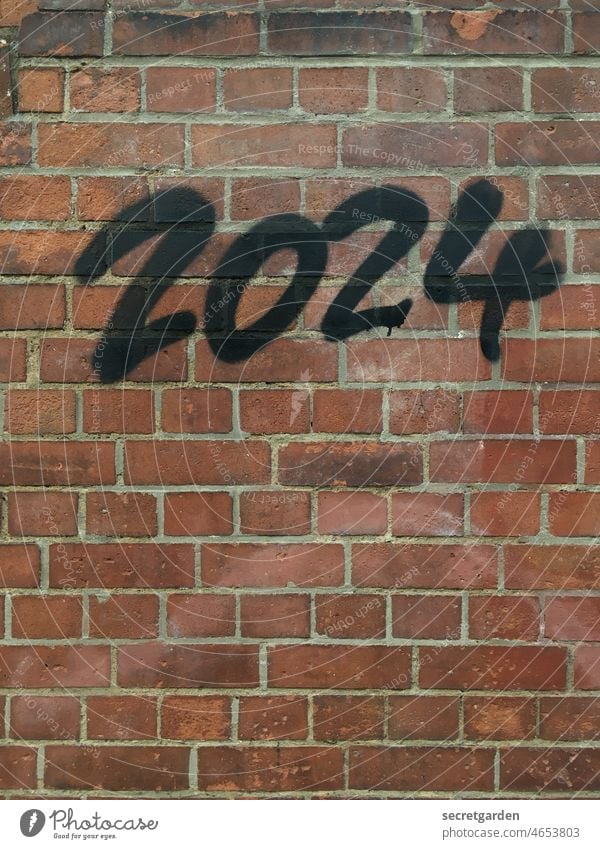 Zukunftsweisend. Graffiti Wand minimalistisch Jahreszahl 2024 Zukunftsangst Zeit Mauer Backsteinwand Menschenleer Farbfoto Außenaufnahme Strukturen & Formen