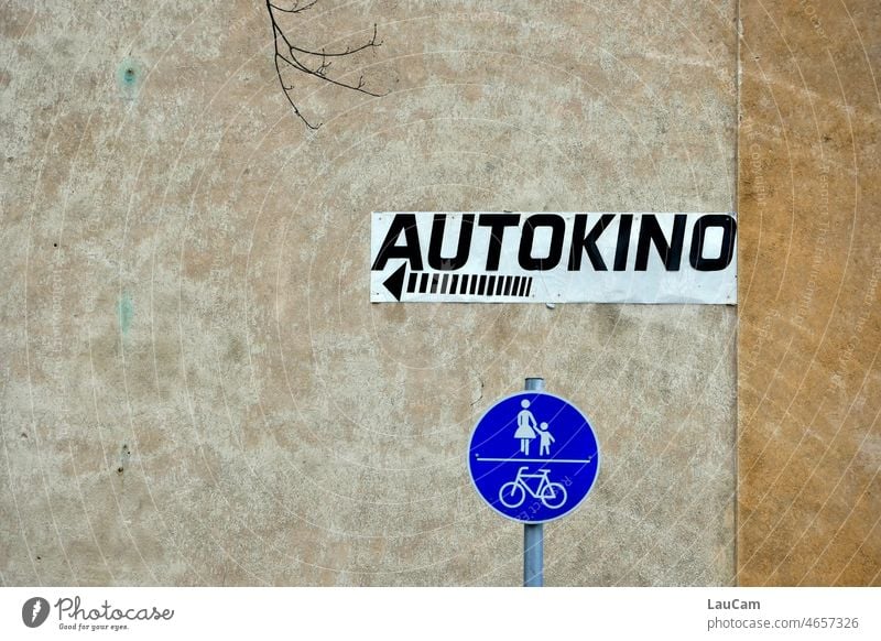 Umweltfreundlich: Fuß- und Radweg zum Autokino Fußweg Verkehrsschild Schild Hinweisschild Zu Fuß Wand Fassade umweltfreundlich Umweltschutz