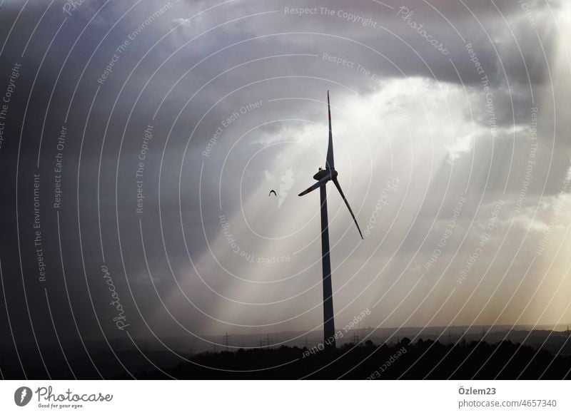 Windrad mit Sonnenstrahlen Sonnenlicht Außenaufnahme Gegenlicht Farbfoto Licht Menschenleer Natur Himmel Dämmerung Kontrast