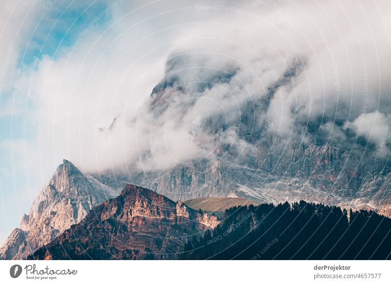 Wolken in den Dolomiten mit Blick auf die Berge Naturerlebnis Tourismus Panorama (Aussicht) Sonnenaufgang Starke Tiefenschärfe Totale Sonnenstrahlen