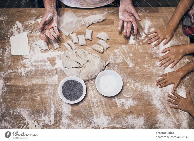 Hände kneten Teig. Menschen bei der Herstellung von Brotteig während eines Brotbackworkshops backen Werkstatt Bäcker Teigwaren Mehl Bäckerei Lebensmittel Person