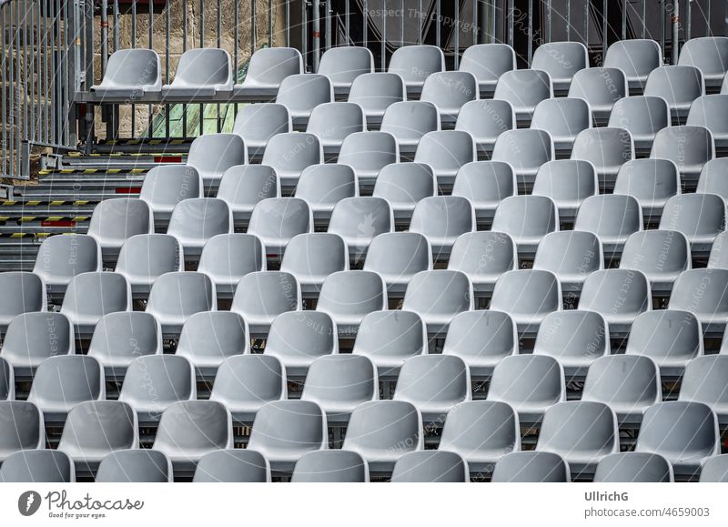 Leere Sitzreihen einer Tribüne innerhalb einer Open Air Lokalität. Reihe leer hohl blanko unbesetzt Veranstaltungsort unter freiem Himmel Sitzgelegenheit