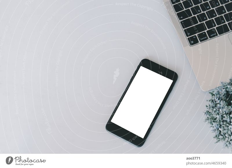 Mockup eines Mobiltelefons und eines Laptops. Leerer Bildschirm mit Text oder Bild für eine Werbung. Telefon modern Technik & Technologie Mobile Business weiß